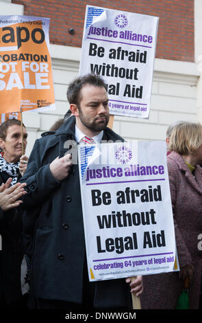 London, UK. 6. Januar 2013.  Barristers und Solicitors halten eine Demonstration außerhalb Westminster Magistrates Court gegen Kürzungen der Regierung auf Beratungs-/Prozesskostenhilfe, wie in ganz England und Wales kriminellen Anwälte halten eine Halbtages-Stillstand, die erste derartige Aktion von Anwälten in der britischen Geschichte. Die Justiz-Allianz, die koordiniert der Protest hat die Unterstützung eines Querschnitts von NGOs, Gewerkschaften, Wohlfahrtsverbände und Grass Organisationen wie Amnesty UK, Liberty, Unite und die Kinder Gesellschaft Wurzeln. Bildnachweis: Patricia Phillips/Alamy Live-Nachrichten Stockfoto