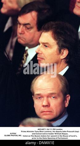 24. November 1998 - M034071 24.11.98 London.Prime Minister Tony Blair (Mitte), sein Stellvertreter John Prescott (oben) und konservativer Führer William Hague, hören als die Queen macht ihre Rede im Haus des Herrn, .prior, der Parlamentseröffnung. (Kredit-Bild: © Globe Photos/ZUMAPRESS.com) Stockfoto