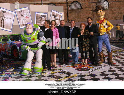 23. Oktober 1999 - TOY STORY 2 thematische NASCARS. VORGESTELLT IN HOLLYWOOD CA... BUZZ LIGHTYEAR, TIM ALLEN, JOAN CUSACK, JOHN RATZENBERGER. JOHN LASSETER, ESTELLE HARRIS, TOM HANKS & WOODY. FITZROY BARRETT / 23.10.1999 K16934FB (Kredit-Bild: © Globe Photos/ZUMAPRESS.com) Stockfoto