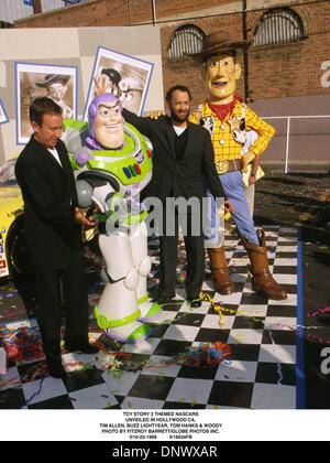 23. Oktober 1999 - TOY STORY 2 thematische NASCARS. VORGESTELLT IN HOLLYWOOD CA... TIM ALLEN, BUZZ LIGHTYEAR, TOM HANKS & WOODY. FITZROY BARRETT / 23.10.1999 K16934FB (Kredit-Bild: © Globe Photos/ZUMAPRESS.com) Stockfoto