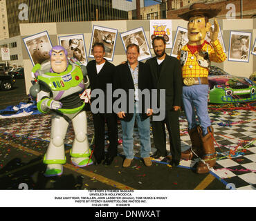 23. Oktober 1999 - TOY STORY 2 thematische NASCARS. VORGESTELLT IN HOLLYWOOD CA... BUZZ LIGHTYEAR, TIM ALLEN, JOHN LASSETER (Regisseur), TOM HANKS & WOODY. FITZROY BARRETT / 23.10.1999 K16934FB (Kredit-Bild: © Globe Photos/ZUMAPRESS.com) Stockfoto