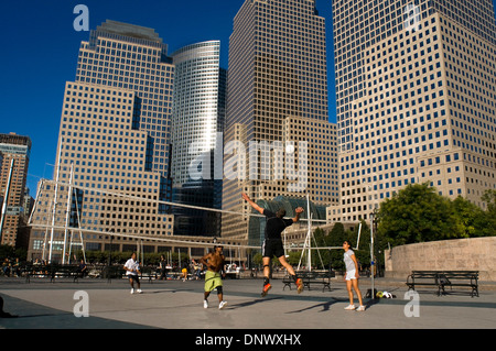 Handball in der Nähe das World Financial Center. In die Vergangenheit wurde das World Trade Center durch eine Brücke verbunden. Stockfoto