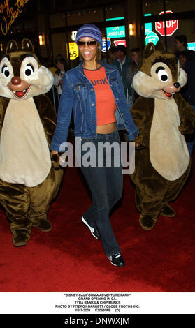 7. Februar 2001 - '' DISNEY CALIFORNIA ADVENTURE PARK''. GRAND OPENING IN CA... TYRA BANKS & CHIP MUNKS. FITZROY BARRETT / 07.02.2001 K20960FB (D) (Kredit-Bild: © Globe Photos/ZUMAPRESS.com) Stockfoto