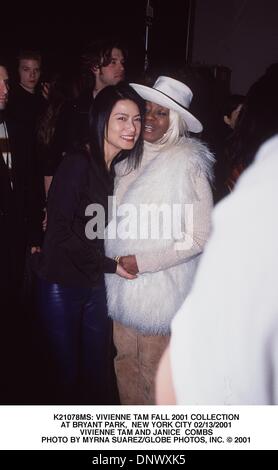 13. Februar 2001 - K21078MS: VIVIENNE TAM 2001 HERBSTKOLLEKTION. AM BRYANT PARK, NEW YORK CITY 02/13/2001.VIVIENNE TAM UND JANICE KÄMME. MYRNA SUAREZ / 2001 (Kredit-Bild: © Globe Photos/ZUMAPRESS.com) Stockfoto