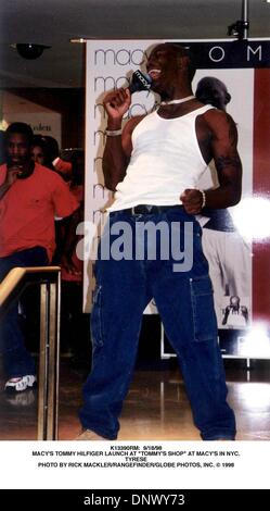27. Juni 2001 K13390RM 9 18 98.MACY S TOMMY HILFIGER Start TOMMYS Shop bei MACY S IN New York. TYRESE. RICK MACKLER 1998 Kredit Bild Globe Photos ZUMAPRESS Stockfotografie Alamy