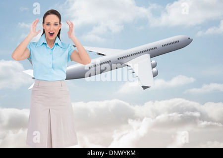 Zusammengesetztes Bild überrascht stilvolle Geschäftsfrau posiert Stockfoto