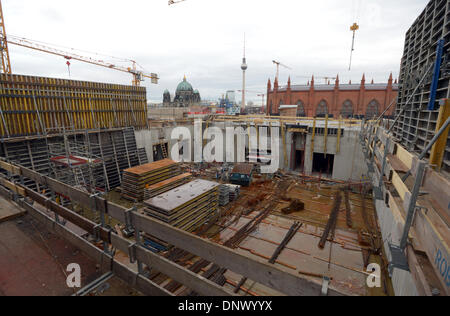 Berlin, Deutschland. 6. Januar 2014. Die Baustelle des Zentrums Probe von der Boulevard Unter Den Linden Staatsoper in Berlin, Deutschland, 6. Januar 2014. Die Renovierungsarbeiten sollen bis 2015 abgeschlossen sein. Foto: Rainer Jensen/Dpa/Alamy Live News Stockfoto