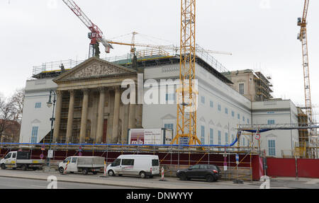 Berlin, Deutschland. 6. Januar 2014. Gebäude-Krane stehen auf der Baustelle von der Boulevard Unter Den Linden Staatsoper in Berlin, Deutschland, 6. Januar 2014. Die Renovierungsarbeiten sollen bis 2015 abgeschlossen sein. Foto: Rainer Jensen/Dpa/Alamy Live News Stockfoto