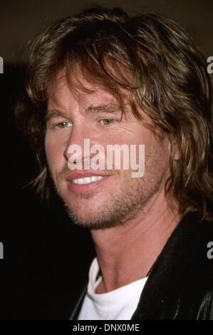 24. April 2002 - Hollywood, CA, USA - K24809EG: Welt-PREMIERE von "THE SALTON SEA''. EGYPTIAN THEATRE, HOLLYWOOD, CA 04/23/2002.VAL KILMER. ED GELLER / 2002 (Kredit-Bild: © Globe Photos/ZUMAPRESS.com) Stockfoto