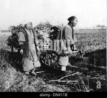 17. April 1902 helfen - Tokyo, Japan - Frauen ihre Männer mit ihren harten Arbeitsalltag in den japanischen Bereichen... (Kredit-Bild: © KEYSTONE Bilder USA/ZUMAPRESS.com) Stockfoto