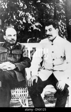 11. Januar 1919 verkündete Radio - Moskau, Russland - Moskau, dass Stalin eine Hirnblutung hatte und ist teilweise gelähmt. Dieses Bild von JOSEPH STALIN und LENIN war nach der Revolution vom Oktober 1917 aufgenommen. (Kredit-Bild: © KEYSTONE Pictures/ZUMAPRESS.com) Stockfoto