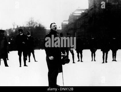 28. Februar 1923 - München, Deutschland - Nazi-Führer und Führer von Deutschland ADOLF HITLER (1889-1945) anlässlich der ersten Sitzung des standard Fahnenträger in München. (Kredit-Bild: © KEYSTONE Pictures/ZUMAPRESS.com) Stockfoto