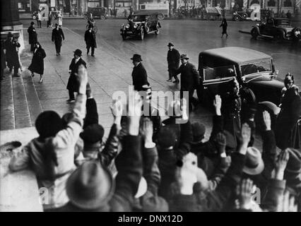 7. Juli 1923 - Berlin, Deutschland - Nazi-Führer und Führer von Deutschland, ist von einer Gruppe von Menschen ADOLF HITLER begrüßte, als er bei der Justizpalast in Berlin ankommt. (Kredit-Bild: © KEYSTONE Pictures/ZUMAPRESS.com) Stockfoto