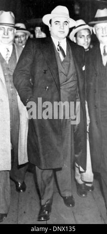 14. Mai 1929 - New York, NY, US - AL CAPONE (C) mit MARSHALL LAUBENHEIMER (R) in New York. Al Capone ist Amerikas bekanntesten Gangster und das einzelne wichtigste Symbol für den Zusammenbruch von Recht und Ordnung in den Vereinigten Staaten während der 1920er Jahre Verbot Ära. Capone hatte eine führende Rolle in der illegalen Aktivitäten, die Chicago seinen Ruf als eine gesetzlose Stadt verliehen.  (Kredit-Bild: © ein Stockfoto