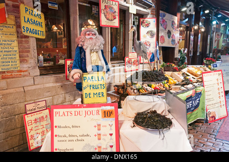 Restaurant im Ilôt Sacré Viertel an Weihnachten Brüssel Belgien Stockfoto