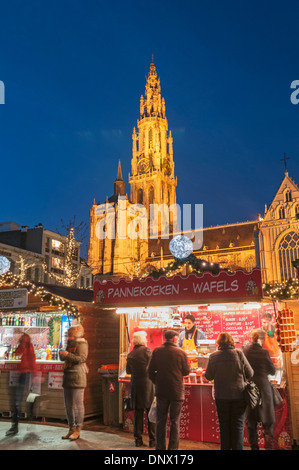 Weihnachtsmarkt und Kathedrale. Groenplaats, Antwerpen-Belgien Stockfoto
