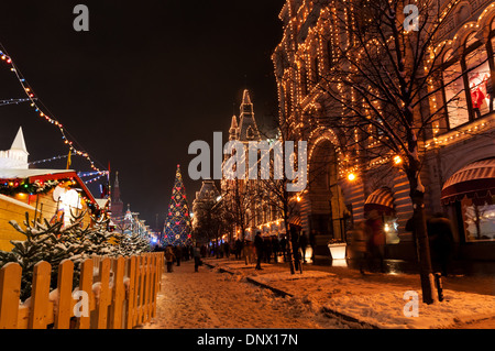 Weihnachten in Moskau, Russland. Roter Platz und Moskau staatliche Kaufhaus in der Nacht. Stockfoto