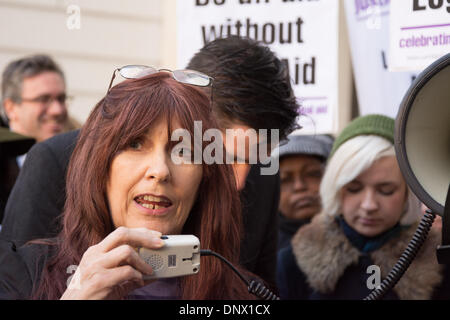 London, UK. 6. Januar 2013.  Janis Sharp, Mutter von Gary McKinnon, Hacker rettete vor Auslieferung in die USA spricht bei einer Demonstration außerhalb Westminster Magistrates Court gegen Kürzungen der Regierung auf Beratungs-/Prozesskostenhilfe, wie in ganz England und Wales kriminellen Anwälte halten eine Halbtages-Stillstand, die erste derartige Aktion von Anwälten in der britischen Geschichte. Die Justiz-Allianz, die koordiniert der Protest hat die Unterstützung eines Querschnitts von NGOs, Gewerkschaften, Wohlfahrtsverbände und Grass Organisationen wie Amnesty UK, Liberty, Unite und die Kinder Gesellschaft Wurzeln. Bildnachweis: Patricia Phillips/Alamy Live-Nachrichten Stockfoto