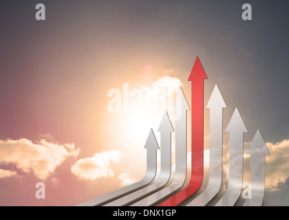 Rote und graue Pfeile gegen Himmel Stockfoto