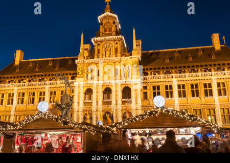 Weihnachtsmarkt und Rathaus Stadhuis, Grote Markt, Antwerpen-Belgien Stockfoto