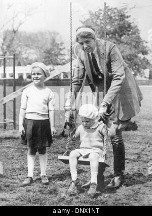 1. Januar 1930 - Washington D.C., USA - eine Suffragette, die gearbeitet, um den Status der arbeiten Frauen, einer der Mitbegründer des Freedom House und ein aktiver Unterstützer der Bildung der Vereinten Nationen zu erhöhen ging Eleanors politischen Bestrebungen weit über ihrem Ehemann Franklin als First Lady der Vereinigten Staaten zu unterstützen. Bild: ELEANOR ROOSEVELT wi Stockfoto