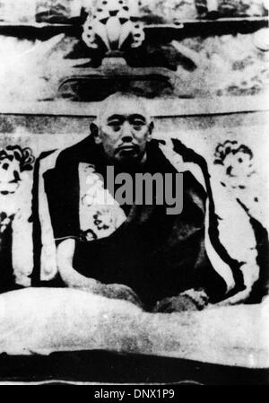 3. November 1930 - Tibet, China - tibetischen politischen Führer THUBTEN GYATSO, der 13. DALAI LAMA (12. Februar 1876 - 17. Dezember 1933) auf seinem Thron sitzt. (Kredit-Bild: © KEYSTONE Bilder USA/ZUMAPRESS.com) Stockfoto