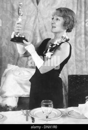 21. November 1932 - Los Angeles, CA, USA - eine zweimalige Academy Award-Winning Amerikanisch Schauspielerin, deren erfolgreiche und preisgekrönte Karriere erstreckte sich über fast 70 Jahre, HELEN HAYES, war es schließlich, den Spitznamen 'First Lady of American Theater' zu sammeln, und war eines der zwölf Menschen, die einen Emmy, einen Grammy gewonnen hat einen Oscar und einen Tony Award.  (Kredit-Bild: © KEYSTONE Bilder USA/ZUMAPRE Stockfoto