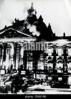 27. Februar 1933 - Berlin, Deutschland - in der Nacht des 27. Februar 1933, wurde Berlin durch ein Feuer, das durch das Reichstagsgebäude, das deutsche House of Parliament brannte erschüttert. (Kredit-Bild: © KEYSTONE Bilder USA/ZUMAPRESS.com) Stockfoto