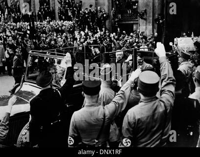 1. Mai 1933 sind von einer Menschenmenge während der Feierlichkeiten der May Day in Deutschland - Berlin, Deutschland - Deutsche Reich Präsident PAUL VON HINDENBURG und NS-Führer ADOLF HITLER begrüßte. (Kredit-Bild: © KEYSTONE Bilder USA/ZUMAPRESS.com) Stockfoto