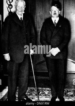 10. Januar 1933 akzeptiert - Berlin, Deutschland - Deutschland Reich Präsident PAUL VON HINDENBURG (L) am 10. Januar 1933 ADOLF HITLER als Bundeskanzler der Bundesrepublik Deutschland. Adolf Hitler (April 20, 1889ÐApril 30, 1945) war der Führer Und Reichskanzler (Führer und Imperial Kanzler) von Deutschland von 1933 bis zu seinem Tod. Er war Führer von der nationalen sozialistischen deutschen Arbeiter Partei (NSDAP), besser bekannt als die Stockfoto