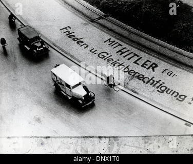 25. Oktober 1933 - Berlin, Deutschland - Propaganda für die deutsche Nazi-Partei auf dem Bürgersteig in Berlin. (Kredit-Bild: © KEYSTONE Bilder USA/ZUMAPRESS.com) Stockfoto