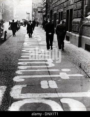 25. Oktober 1933 - Berlin, Deutschland - Propaganda für die deutsche Nazi-Partei auf dem Bürgersteig in Berlin. (Kredit-Bild: © KEYSTONE Bilder USA/ZUMAPRESS.com) Stockfoto