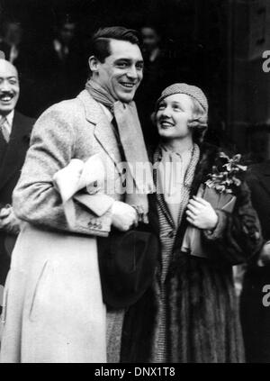 9. Februar 1934 - London, England, U.K - britische Schauspieler CARY GRANT (geb. Archibald Leach) mit VIRGINIA CHERRILL nach ihrer Hochzeit in London. Grant entkam seinen bescheidenen Bristol Umgebung und instabiles Hauptleben durch den Beitritt einer akrobatischen Truppe, wo er ein Stelzenläufer-Walker wurde. Zahlreichen Gelegenheitsjobs hielt ihn, bis er handeln versuchte, und nach dem Umzug in die Vereinigten Staaten, gelang es ihm Stockfoto