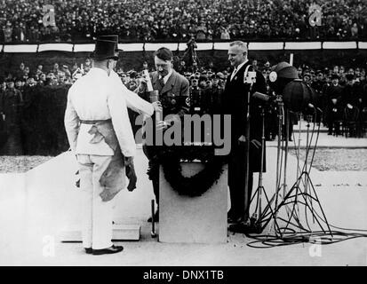 1. Mai 1934 - Leipzig, Deutschland - NS-Führer ADOLF HITLER während einer Zeremonie zur Eröffnung eines Denkmals für verstorbenen deutschen Komponisten Richard Wagner in Leipzig, Deutschland. (Kredit-Bild: © KEYSTONE Bilder USA/ZUMAPRESS.com) Stockfoto