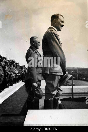 5. August 1935 - Berlin, Deutschland - Nazi-Führer und Führer von Deutschland, geben ADOLF HITLER (rechts) einer seiner mächtigen reden irgendwann im Jahre 1935. (Kredit-Bild: © KEYSTONE Bilder USA/ZUMAPRESS.com) Stockfoto