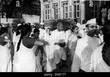 6. Oktober 1935 kommt - Delhi, Indien - religiöser Führer MAHATMA GANDHI in Delhi während seiner Tour von Freunden bei seiner Ankunft in The Delhi Bahnhof umgeben. (Kredit-Bild: © KEYSTONE Bilder USA/ZUMAPRESS.com) Stockfoto