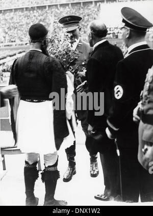 2. Mai 1936 - Berlin, Deutschland - NS-Führer ADOLF HITLER ein griechischen Marathon Athleten der Olympischen Spiele in Olympia 1896 während der Eröffnungsfeier der Olympischen Spiele in Berlin Deutschland gratulieren. (Kredit-Bild: © KEYSTONE Bilder USA/ZUMAPRESS.com) Stockfoto