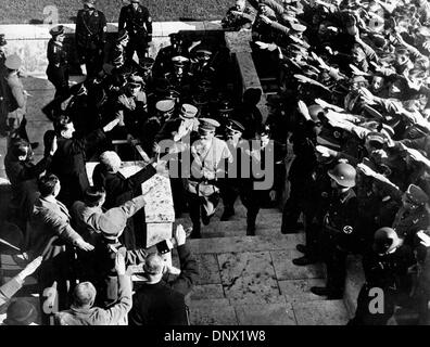 12. Juli 1936 - Berlin, Deutschland - ADOLF HITLER Reichskanzler Deutschlands und der Führer der NSDAP, Ankunft am Olympiastadion. Adolf Hitler (April 20, 1889ÐApril 30, 1945) war der Führer Und Reichskanzler (Führer und Imperial Kanzler) von Deutschland von 1933 bis zu seinem Tod. Er war Führer der nationalen sozialistischen deutschen Arbeiter Partei (NSDAP), besser bekannt als die Nazi Stockfoto