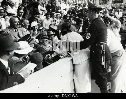 1. September 1936 - Berlin, Deutschland - am Finaltag 1936 Berlin der Olympischen Spiele von einer Holländerin brach durch alle Barrikaden auf Nachfrage ADOLF HITLER Autogramm und dann küsste ihn. (Kredit-Bild: © KEYSTONE Bilder USA/ZUMAPRESS.com) Stockfoto