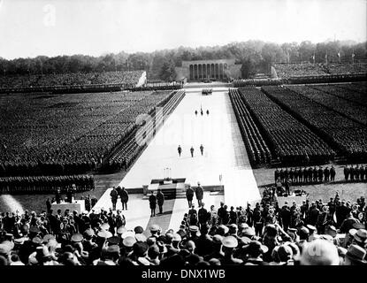 14. September 1936 - Nürnberg, Deutschland - mehr als 100.000 Nazi-Anhänger versammeln sich in Nürnberg, Deutschland, für ein Nazi-Rallye im Jahr 1936. (Kredit-Bild: © KEYSTONE Bilder USA/ZUMAPRESS.com) Stockfoto
