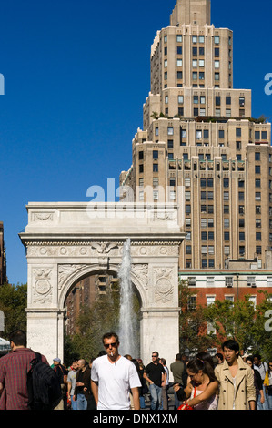 Washington Square Park in Greenwich Village. Dieser riesige Park heute Saxophon, Blues-Sänger, Touristen und College-Schach-Spieler aller Zeiten, sammeln war einst ein sumpfiges Gebiet, in dem Menschen zu Duellen herausgefordert werden, Hinrichtungen wurden praktiziert und diente sogar als ein Massengrab. Eine der größten Attraktionen des Parks, ist Stanford White Bogen, ein marble Arch 22 Meter hoch, der war zunächst in Holz gebaut, und diente für den Künstler Marcel Duchamp im Jahre 1916, kletterte an die Spitze, erklärte den Park "freie und unabhängige Republik Washington Square, neue Böhmen". Stockfoto