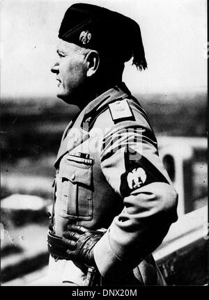 25. März 1938 - Rom, Italien - BENITO MUSSOLINI (1883-1945) der italienischen Diktator und Führer der faschistischen Bewegung auf dem Balkon des Palazzio Venezia Adressierung der Masse. (Kredit-Bild: © KEYSTONE Pictures/ZUMAPRESS.com) Stockfoto