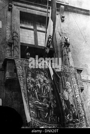 25. März 1938 - Rom, Italien - BENITO MUSSOLINI (1883-1945) der italienischen Diktator und Führer der faschistischen Bewegung auf dem Balkon des Palazzio Venezia Adressierung der Masse. (Kredit-Bild: © KEYSTONE Pictures/ZUMAPRESS.com) Stockfoto