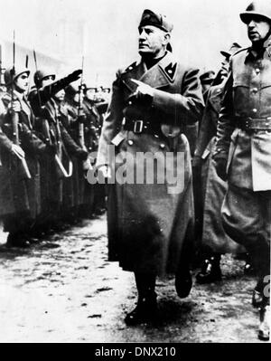 8. April 1938 - Rom, Italien - BENITO MUSSOLINI (1883-1945) der italienischen Diktator und Führer der faschistischen Bewegung mit seinen Generälen während der Inspektion der italienischen Artillerie. (Kredit-Bild: © KEYSTONE Pictures/ZUMAPRESS.com) Stockfoto