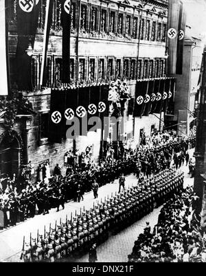 6. September 1938 - Nürnberg, Deutschland - Gesamtansicht im Vordergrund des Rathauses in Nürnberg, zeigt die Guard of Honour von Adolf Hitler bei der Eröffnung des Nazi-Kongresses kontrolliert. (Kredit-Bild: © KEYSTONE Bilder USA/ZUMAPRESS.com) Stockfoto