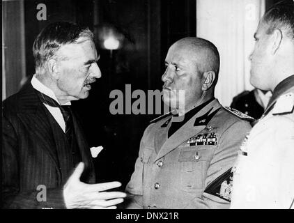 30. September 1938 - München, Deutschland - BENITO MUSSOLINI (1883-1945) der italienischen Diktator und Führer der faschistischen Bewegung im Gespräch mit CHAMERLAIN auf einer Konferenz in München. (Kredit-Bild: © KEYSTONE Bilder USA/ZUMAPRESS.com) Stockfoto