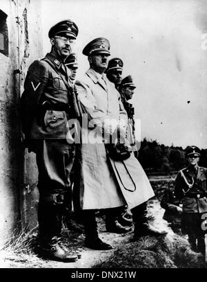 20. Oktober 1938 - Berlin, Deutschland - ADOLF HITLER mit HEINRICH HIMMLER. Adolf Hitler (20. April 1889-30, April 1945) war Führer Und Reichskanzler (Führer und Imperial Kanzler) von Deutschland von 1933 bis zu seinem Tod. Er war Führer der nationalen sozialistischen deutschen Arbeiter Partei (NSDAP), besser bekannt als der NSDAP. Auf dem Höhepunkt seiner Macht, die Armeen von Nazi-Deutschland und seine Axi Stockfoto