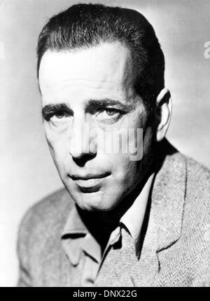 1. Januar 1940 - Hollywood, CA, USA - die Quintessenz harter Kerl bleibt HUMPHREY BOGART, einer der beständigsten Legenden Hollywoods und einer der beliebtesten Stars aller Zeiten. Während eine große Berühmtheit zu seinen eigenen Lebzeiten ist Bogarts Appell in den Jahren nach seinem Tod und seiner unnachahmlichen auf dem Bildschirm Persona - hart gesottene, zynisch und rätselhaft - fast exponentiell gewachsen. Stockfoto