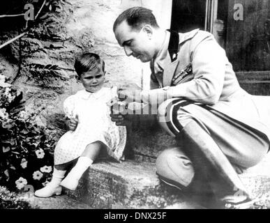 17. Mai 1945 - Rom, Italien - UMBERTO II. in Uniform mit seiner ältesten Tochter Maria Pia. Gelegentlich spaeter als Humbert II, (15. September 1904, Racconigi, Provinz Cuneo - 18. März 1983, Genf, Schweiz), der letzte König von Italien, den Spitznamen des Königs Mai (Italienisch: Re di Maggio), wurde der Prinz von Piemont geboren. Er war das dritte Kind von König Victor Emmanuel III von Italien Stockfoto