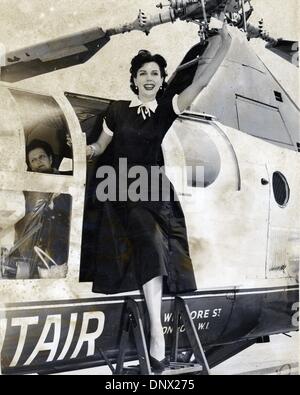 14. Juli 1955 - kommt London, England, Vereinigtes Königreich - ANN MILLER Wellen der Menge pro sie in South Bank per Hubschrauber. (Kredit-Bild: © KEYSTONE Pictures/ZUMAPRESS.com) Stockfoto